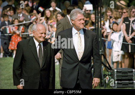 Il Presidente degli Stati Uniti Bill Clinton accompagnatrici Presidente ungherese Arpad Goncz durante uno stato cerimonia di benvenuto alla Casa Bianca il 8 giugno 1999. Foto Stock