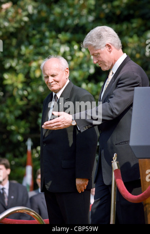 Il Presidente degli Stati Uniti Bill Clinton accompagnatrici Presidente ungherese Arpad Goncz durante uno stato cerimonia di benvenuto alla Casa Bianca il 8 giugno 1999. Foto Stock