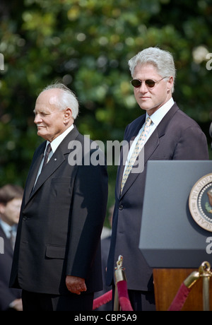 Il Presidente degli Stati Uniti Bill Clinton accompagnatrici Presidente ungherese Arpad Goncz durante uno stato cerimonia di benvenuto alla Casa Bianca il 8 giugno 1999. Foto Stock