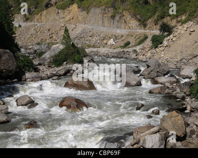 Il fiume selvaggio chiamato Bhote Khosi, Nepal. Nuova strada Nepal-Tibet. Foto Stock