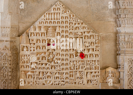 Marmo bianco icona religiosa intagli nella Ranakpur Jain Temple a Desuri Tehsil nel distretto di pali del Rajasthan, India Foto Stock