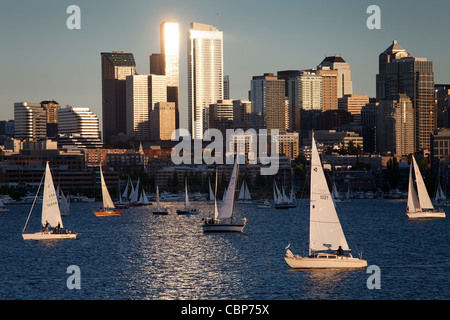 Duck Dodge gara di barche a vela sul Lago Union, skyline, Seattle, Washington, Stati Uniti d'America Foto Stock