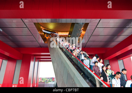 Visitatori presso il Padiglione Cinese al World Expo 2010 - Shanghai (Cina) Foto Stock