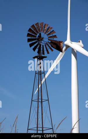 Vecchio mulino e la turbina eolica Indiana USA Foto Stock