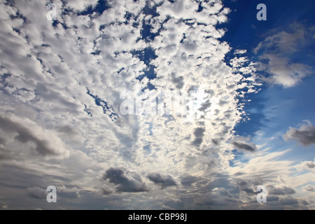 Cielo blu sullo sfondo. Nuvole contro sun. Alta risoluzione da sfondo per la tua opera d'arte. Foto Stock