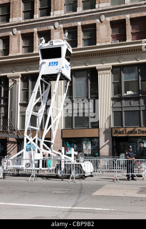 Un Mobile NYPD torre di osservazione distribuito durante una elevata sicurezza di alert su Settembre 10, 2011 a New York City. Foto Stock