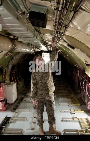 Senior Airman Ryne Zeller esegue un controllo di volo preliminare per garantire che un KC-135 Stratotanker sia sicuro per volare 11 agosto ad una base aerea nel sud-ovest asiatico. Il KC-135 fornisce il supporto per il rifornimento aereo alle forze aeree, alla marina e al corpo marino e agli aerei della nazione alleata. Airman Zeller è un 340° tecnico di sistemi ambientali elettrici per aeromobili di manutenzione. È nativo di Chandler, Ariza, ed è schierato dalla Guardia nazionale aerea dell'Arizona. Foto Stock