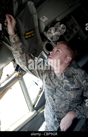 Senior Airman Ryne Zeller esegue un controllo di volo preliminare per garantire che un KC-135 Stratotanker sia sicuro per volare 11 agosto ad una base aerea nel sud-ovest asiatico. Il KC-135 fornisce il supporto per il rifornimento aereo alle forze aeree, alla marina e al corpo marino e agli aerei della nazione alleata. Airman Zeller è un 340° tecnico di sistemi ambientali elettrici per aeromobili di manutenzione. È nativo di Chandler, Ariza, ed è schierato dalla Guardia nazionale aerea dell'Arizona. Foto Stock