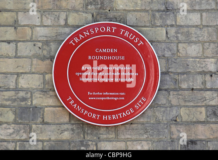 Un segno per il Camden Roundhouse, quartiere alla moda di performing arts venue in Chalk Farm, a nord di Londra, Regno Unito Foto Stock