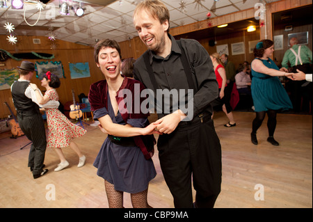 La gente ballare swing Lindy hopping e jiving al retro 40s 50s la musica in un club, REGNO UNITO Foto Stock