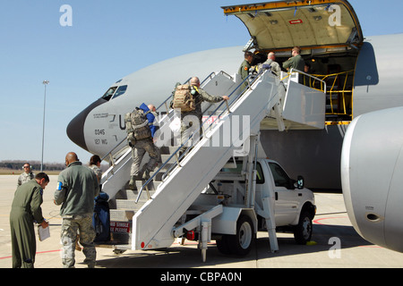 I membri del gruppo di rifornimento aereo della Guardia nazionale aerea del Michigan si imbarcaranno su una Stratotanker KC-135 il 14 aprile 2011, alla base della Guardia nazionale aerea di Selfridge, Michigan. Foto Stock