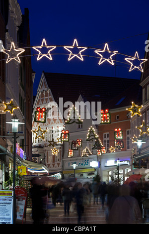 Illuminato Christmasy Street nella città vecchia di Stade, Bassa Sassonia, Germania Foto Stock