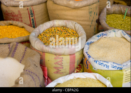 Spezie e impulsi compresi lenticchie e riso in vendita nella città vecchia di mercato, Udaipur Rajasthan, stato dell India occidentale, Foto Stock