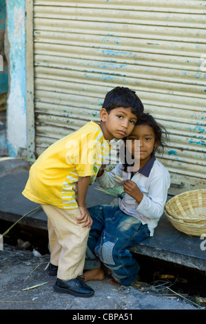 Indian i bambini della strada in città vecchia Udaipur, Rajasthan, stato dell India occidentale Foto Stock