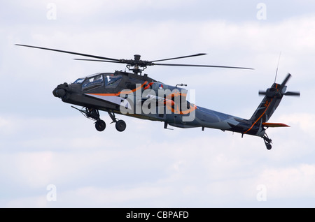 Sikorsky AH-64D Longbow Apache, azionato da 301 Squadrone di Paesi Bassi Air Force, sulla rotta di avvicinamento per l'atterraggio a RAF Fairford Foto Stock