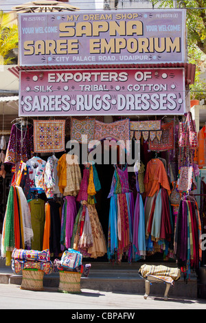 Abbigliamento tradizionale in vendita presso Sapna Saree Emporium in City Palace Road, Udaipur, Rajasthan, stato dell India occidentale Foto Stock