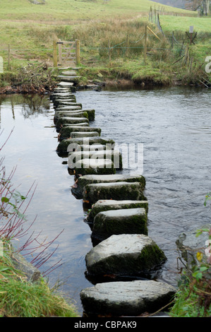 Pietre miliari su fiume Rothay, Lake District, Cumbria Foto Stock