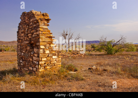 Rovine su Dairy Farm Road vicino Hawker in Flinders Ranges in outback Australia del Sud Foto Stock