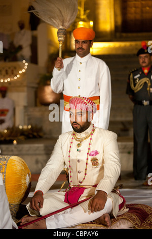 Lakshaya Raj, figlio ed erede del 76th Maharana del Mewar, Shriji Arvind Singh Mewar di Udaipur, presso il Palazzo di Città, Rajasthan, India Foto Stock