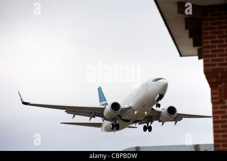 Westjet 737 Piano atterraggio all'Aeroporto di Toronto Foto Stock