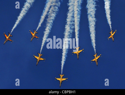 La Repubblica di Corea, Air Force Black Eagles eseguire acrobazie aeree su un aereo T-50. Oltre 50,000 membri del servizio e spettatori coreani guardavano verso il cielo e assistevano a acrobazie, salti e performance aeree da tutto il mondo, in occasione del Air Power Day 2011 qui, il 29 e 30 ottobre. Foto Stock