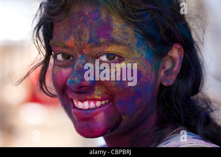 Donna indiana celebra indù annuale Holi festival dei colori con vernici in polvere di Mumbai (ex Bombay, Maharashtra, India Foto Stock