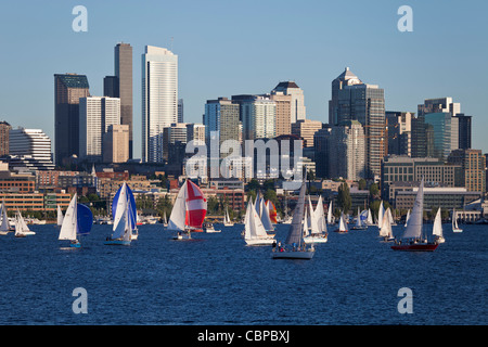 Duck dodge, una gara di barche a vela sul Lago Union, Seattle, Washington, Stati Uniti d'America Foto Stock