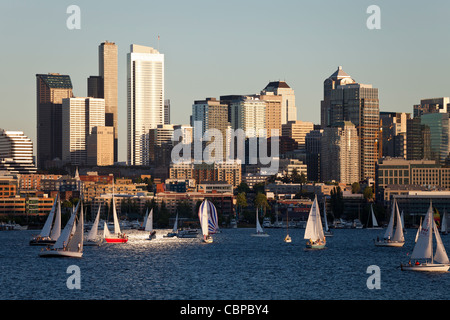 Duck Dodge gara di barche a vela sul Lago Union, skyline, Seattle, Washington, Stati Uniti d'America Foto Stock