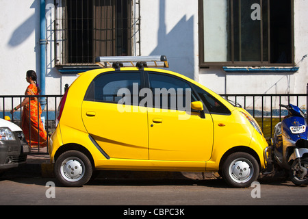 TATA Nano auto parcheggiate stretto nel piccolo spazio parcheggio nelle mani Bhavan Marg in Mumbai, India Foto Stock