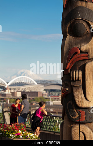 Donna Fotografa in Victor Steinbreuck Park, totem, Mt Rainier, Seattle, Washington, Stati Uniti d'America Foto Stock