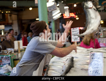 Pesci volanti, Pike Place Mercato del Pesce, Seattle, Washington, Stati Uniti d'America Foto Stock