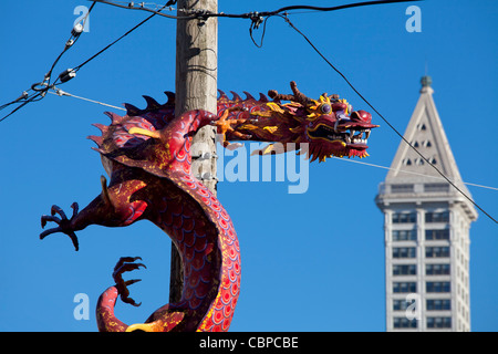 Dragon sul palo del telefono nel quartiere internazionale, Chinatown, Smith Tower, Seattle, Washington, Stati Uniti d'America Foto Stock