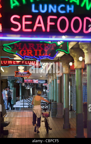 Insegne al neon in Pike Place Market pubblica, Seattle, Washington, Stati Uniti d'America Foto Stock