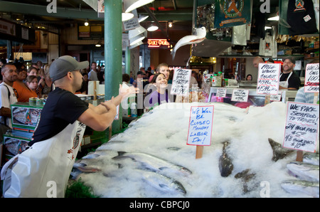 Pesci volanti, Pike Place Mercato del Pesce, Seattle, Washington, Stati Uniti d'America Foto Stock