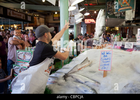 Pesci volanti, Pike Place Mercato del Pesce, Seattle, Washington, Stati Uniti d'America Foto Stock