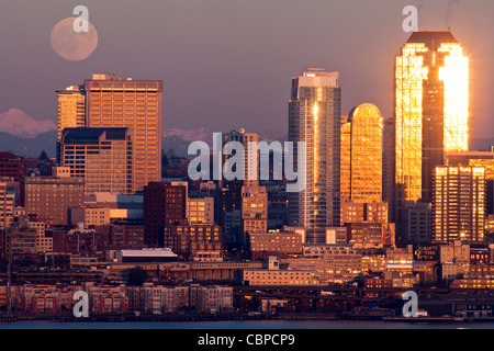 Full Moon Rising su Seattle, Washington, Stati Uniti d'America Foto Stock