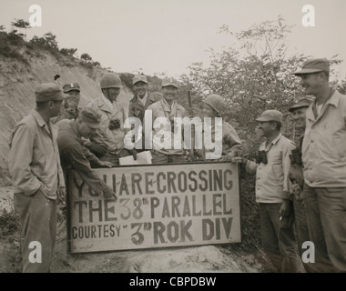 Corea, 29 Settembre 1950: Prime Nazioni Unite ad attraversare la trentottesima parallelo tenere un segno posting cerimonia che tutti sappiamo che il Foto Stock