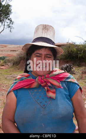 Meravigliosa donna di allevamento su fattoria ritratto in abito tradizionale e sorridendo felice dei lavoratori di Chinchero Perù Foto Stock