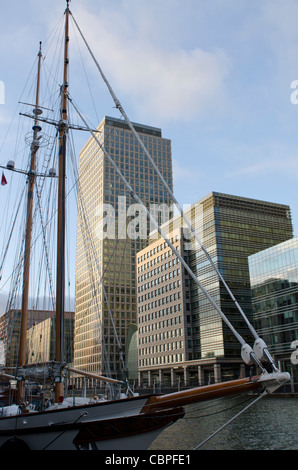 40 (sinistra) e 50 Bank Street torri con yacht in primo piano. Canary Wharf, Heron Quays , Isle of Dogs. Docklands Londra Regno Unito Foto Stock