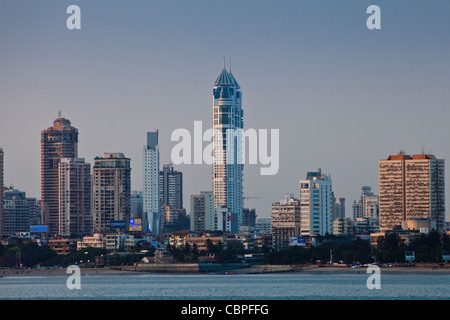 Imperial Towers grattacieli e il quartiere degli affari di sviluppo Tardeo nel sud di Mumbai, India da Nariman Point Foto Stock