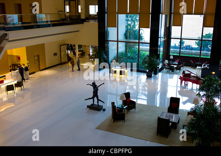 Area lobby e ricevimento con pianoforte nel 5-star Oberoi Hotel Mumbai a Nariman Point, Mumbai Bombay, Maharashtra, India Foto Stock