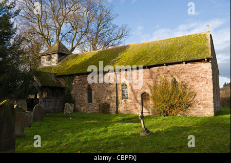 Esterno del mondo rurale del XII secolo la chiesa di Santa Maria Maddalena nel villaggio di Turnastone Herefordshire England Regno Unito Foto Stock