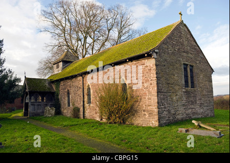 Esterno del mondo rurale del XII secolo la chiesa di Santa Maria Maddalena nel villaggio di Turnastone Herefordshire England Regno Unito Foto Stock