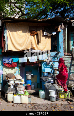 Alloggiamento di baraccopoli e residenti delle baraccopoli di Mahalaxmi area di Mumbai, India Foto Stock