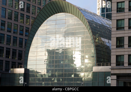 East Wintergarden arcuata di acciaio e palazzo di vetro riflettente. Canary Wharf, Heron Quays, Isle of Dogs. Foto Stock