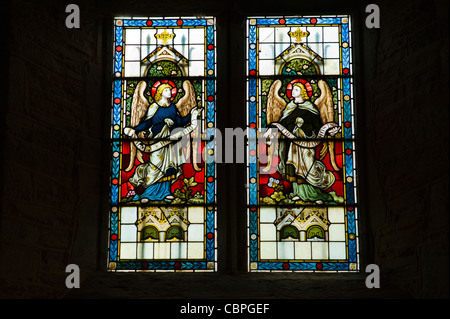 Le finestre di vetro macchiate nel rurale del XII secolo la chiesa di Santa Maria Maddalena nel villaggio di Turnastone Herefordshire England Regno Unito Foto Stock