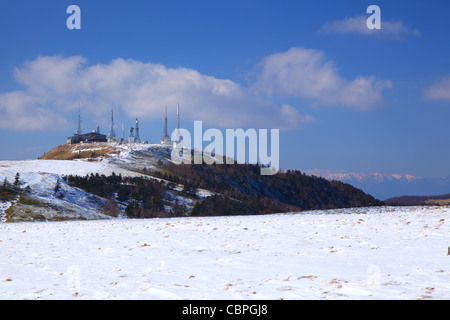 Il Utsukushigahara altopiano di inverno in Giappone, torre della Radio Foto Stock