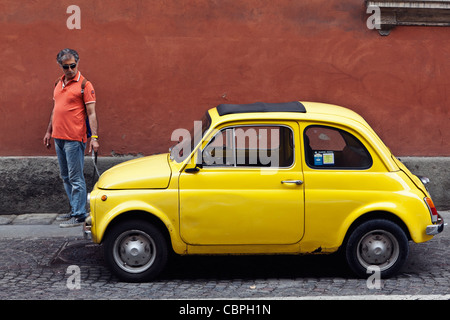 Giallo Fiat 500 e il vecchio muro color ocra Bologna Emilia Romagna Italia Foto Stock