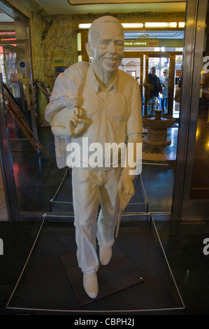 Vaclav Havel statua da Barbara Dausova nel foyer del Café Slavia Praga Repubblica Ceca Europa Foto Stock