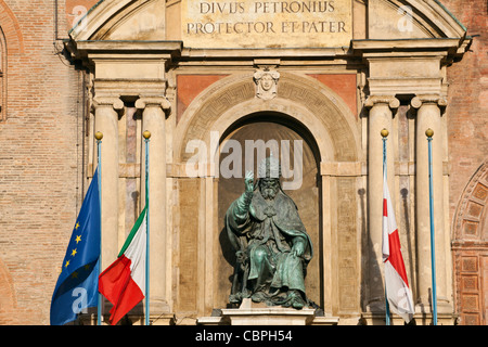 Papa Gregorius XIII statua Palazzo Comunale Bologna Emilia Romagna Italia Foto Stock